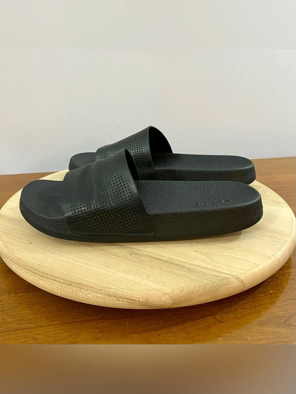 Vince Winston Perforated Leather Slide Sandals Mens Size 8.5 M Black Luxury